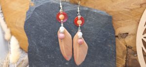 Boucles d'oreilles Bohème en Pierre de Lune et Rhodonite~Plume corail. Fermoir crochet en argent sterling 925