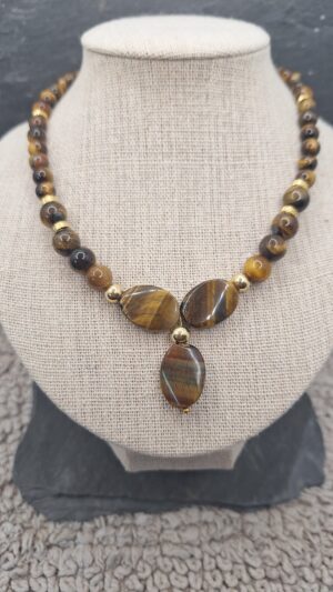 Collier pierre naturelle OEIL de TIGRE ~ Trio cabochons. Acier inoxyadable doré. Fermoir mousqueton inox doré.