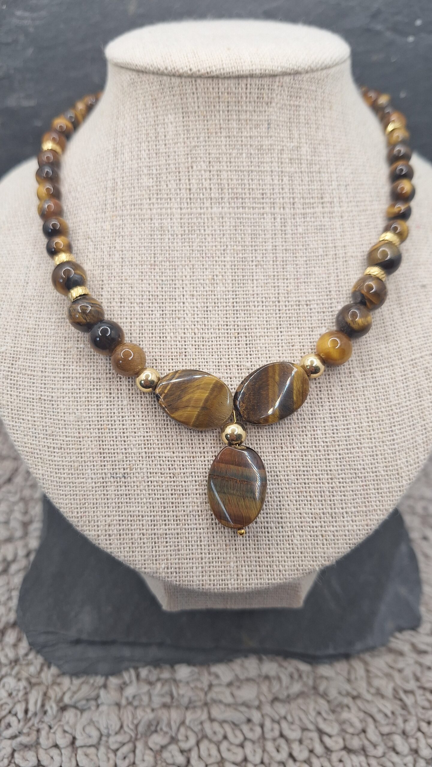 Collier pierre naturelle OEIL de TIGRE ~ Trio cabochons. Acier inoxyadable doré. Fermoir mousqueton inox doré.