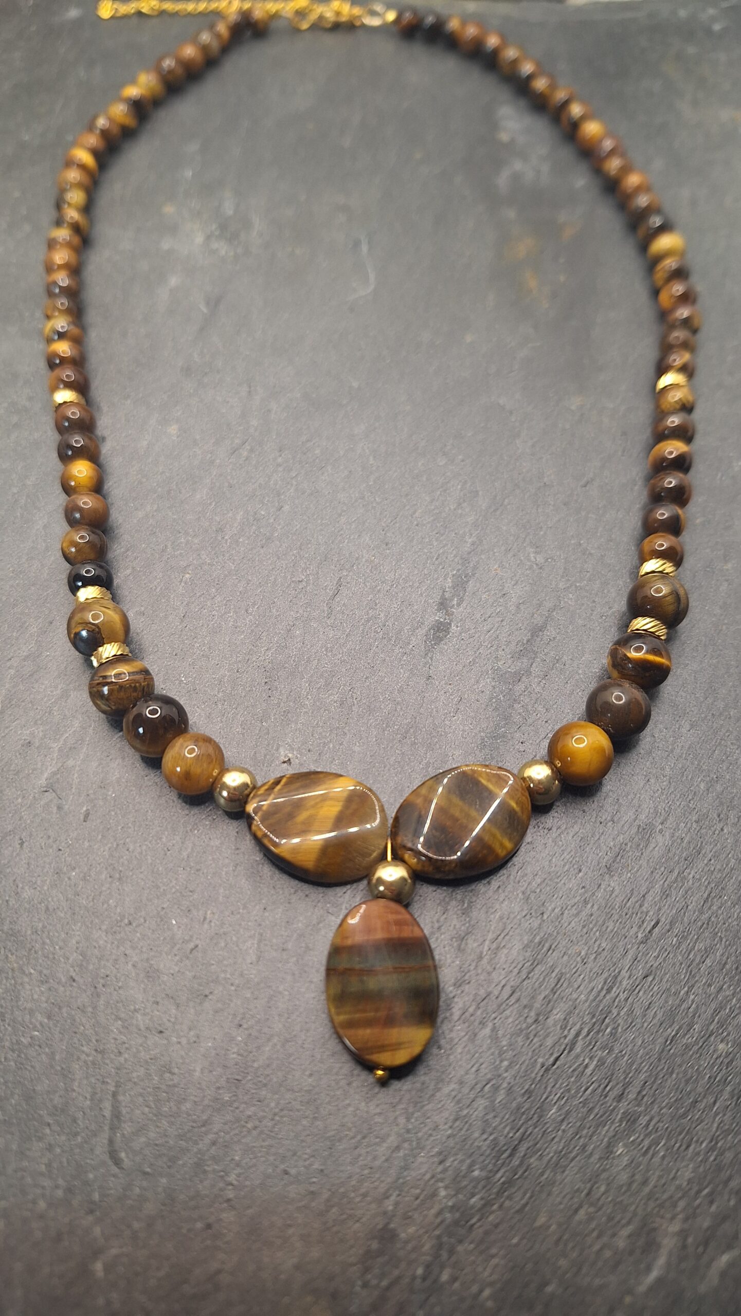 Collier pierre naturelle OEIL de TIGRE ~ Trio cabochons. Acier inoxyadable doré. Fermoir mousqueton inox doré.