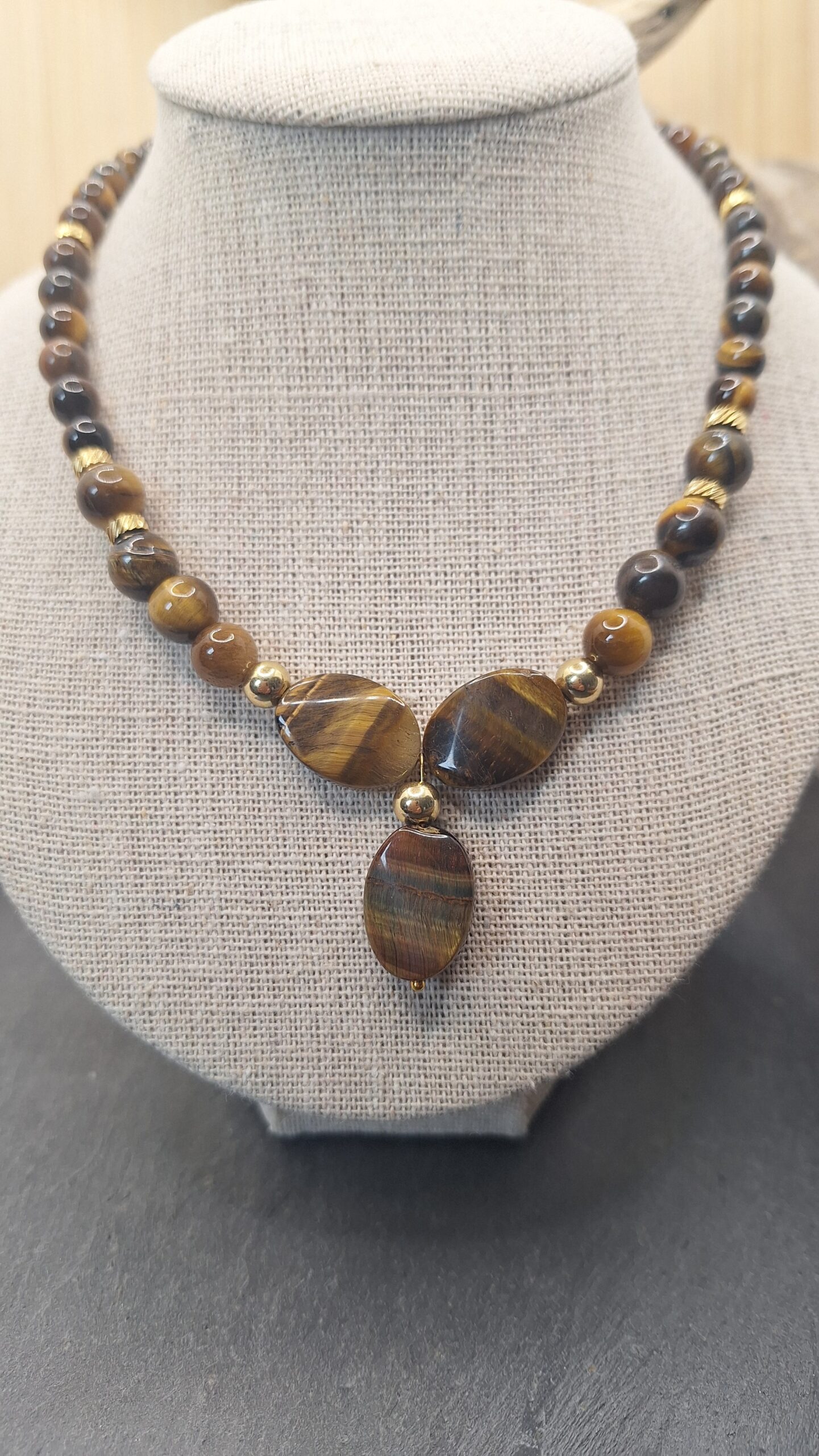 Collier pierre naturelle OEIL de TIGRE ~ Trio cabochons. Acier inoxyadable doré. Fermoir mousqueton inox doré.