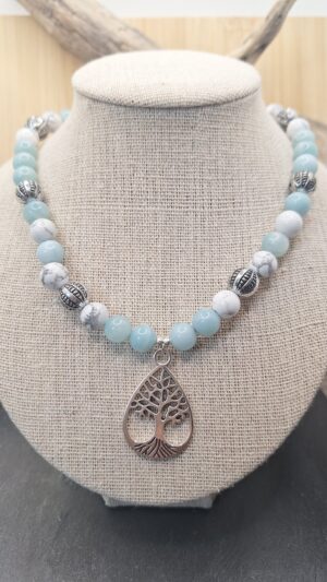 Collier pierres naturelles Amazonite & Howlite ~ Médaillon Arbre de vie en métal argenté. Fermoir mousqueton en acier inoydable.