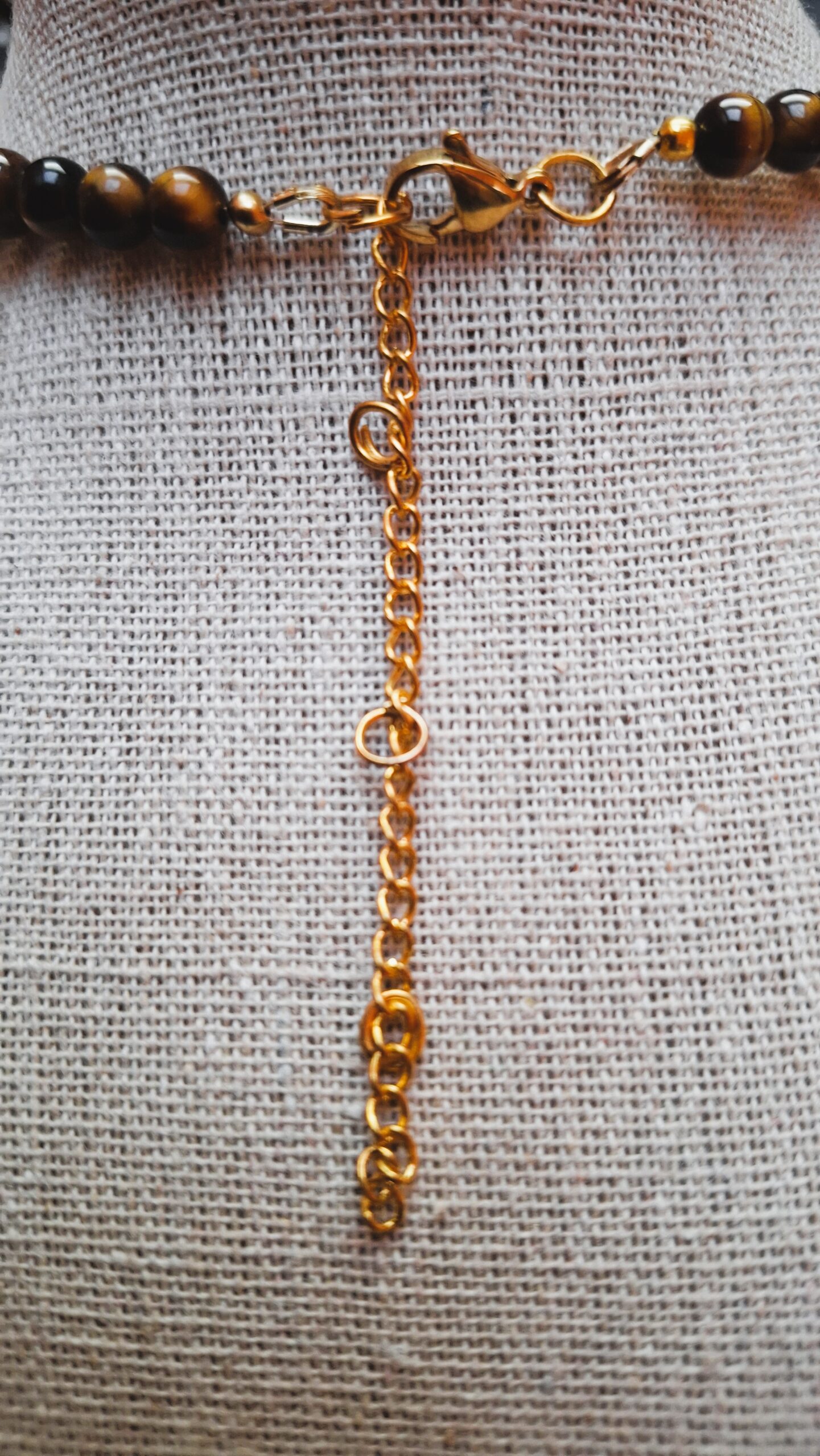 Collier pierre naturelle OEIL de TIGRE ~ Trio cabochons. Acier inoxyadable doré. Fermoir mousqueton inox doré.