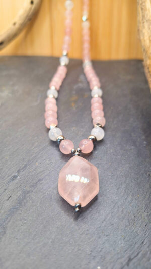 Collier sautoir Quartz rose & Pierre de Lune - Cabochon QR facetté. AMOUR & FEMINITE pour ce collier en PIERRE DE LUNE & QUARTZ ROSE. Féminité, séduction. poésie, douceur, sensibilité, calme, tolérance, équilibre et confiance en soi. Développe l’intuition et favorise l’ouverture d’esprit. Contribue à l’acceptation de soi et l’amour de soi. Apporte amour, tendresse, apaisement et paix intérieure. Apaise les chagrins et blessures émotionnelles profondes Développe une sensibilité intuitive et divinatoire sur tout ce qui touche aux problèmes de cœur.