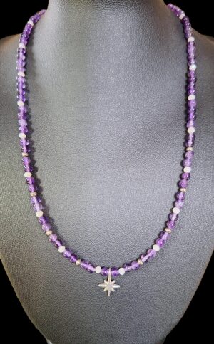 Collier Améthyste et étoile du Nord argentée. SAGESSE & HUMILITE. AMETHYSTE. Elle est la pierre de la sagesse et de l’humilité. Cette pierre d’un violet profond : Développe la volonté et la motivation. Aide à la concentration, à l’harmonie. Favorise la perception consciente et l’assimilation des expériences. Aide à la méditation. Elimine les cauchemars et éclaircit les rêves. Apporte paix et détente. Aide au dépassement du deuil et de la perte. Développe le sens de la justice. Agit contre l’angoisse, le stress, l’insomnie et diverses addictions. Lutte contre les excès obsessionnels d’ordre sexuel. Calme les maux de tête et est excellente pour les poumons, la peau et le foie. Aide à la résorption des brûlures. Détend les muscles.