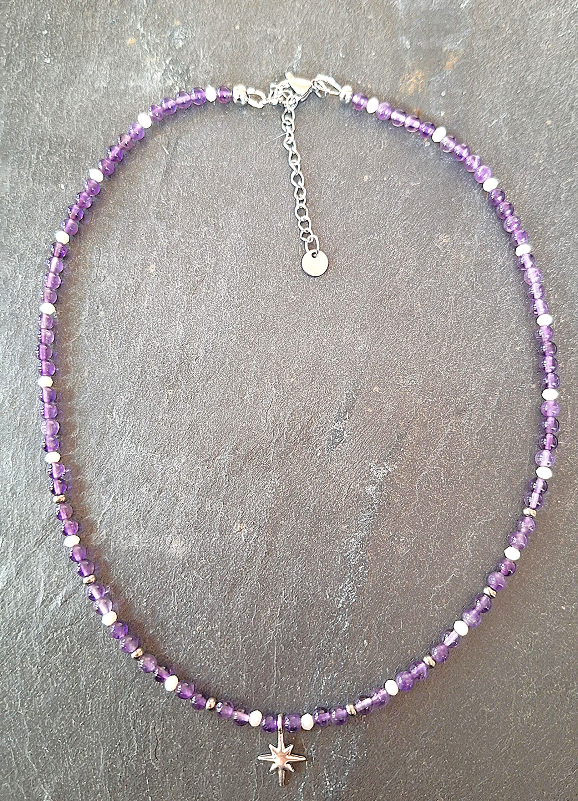 Collier Améthyste et étoile du Nord argentée. SAGESSE & HUMILITE. AMETHYSTE. Elle est la pierre de la sagesse et de l’humilité. Cette pierre d’un violet profond : Développe la volonté et la motivation. Aide à la concentration, à l’harmonie. Favorise la perception consciente et l’assimilation des expériences. Aide à la méditation. Elimine les cauchemars et éclaircit les rêves. Apporte paix et détente. Aide au dépassement du deuil et de la perte. Développe le sens de la justice. Agit contre l’angoisse, le stress, l’insomnie et diverses addictions. Lutte contre les excès obsessionnels d’ordre sexuel. Calme les maux de tête et est excellente pour les poumons, la peau et le foie. Aide à la résorption des brûlures. Détend les muscles.