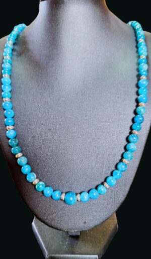 Collier en Apatite bleue. APATITE bleue. Elle est une pierre d’écoute et de bien-être. Cette pierre d’un profond bleu azur : Favorise l’autonomie et l’ambition. Contribue à faire sortir les non-dits accumulés. Stimule les capacités d’écoute et de compréhension. Apaise le mal-être émotionnel. Accroît la motivation. Aide à sortir d’un état léthargique après un fort épuisement. Est reconstituante, désacidifiante. Combat le rachitisme, l’arthrose, l’ostéoporose. Aide à la guérison des fractures. Combat les otites.