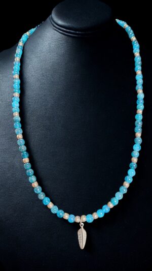 Collier en apatite bleue & plume inox argenté. Ecoute et autonomie. Entretoises en inox argenté effet diamanté - 110€
