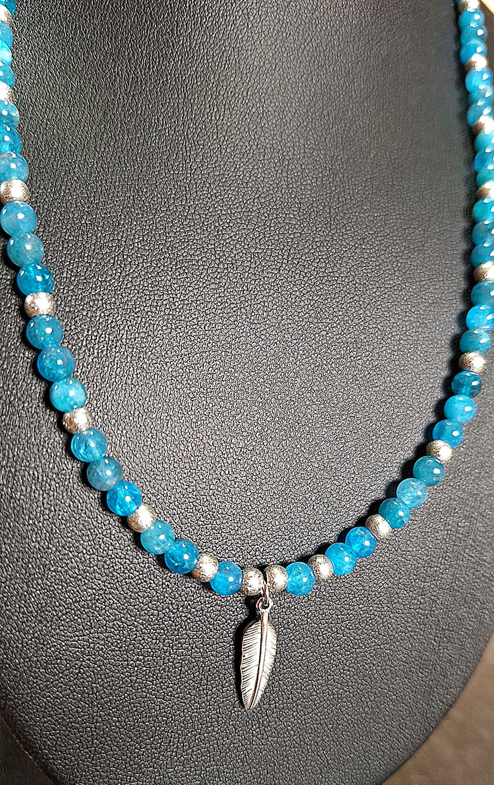 Collier en apatite bleue & plume inox argenté. Ecoute et autonomie. Entretoises en inox argenté effet diamanté - 110€