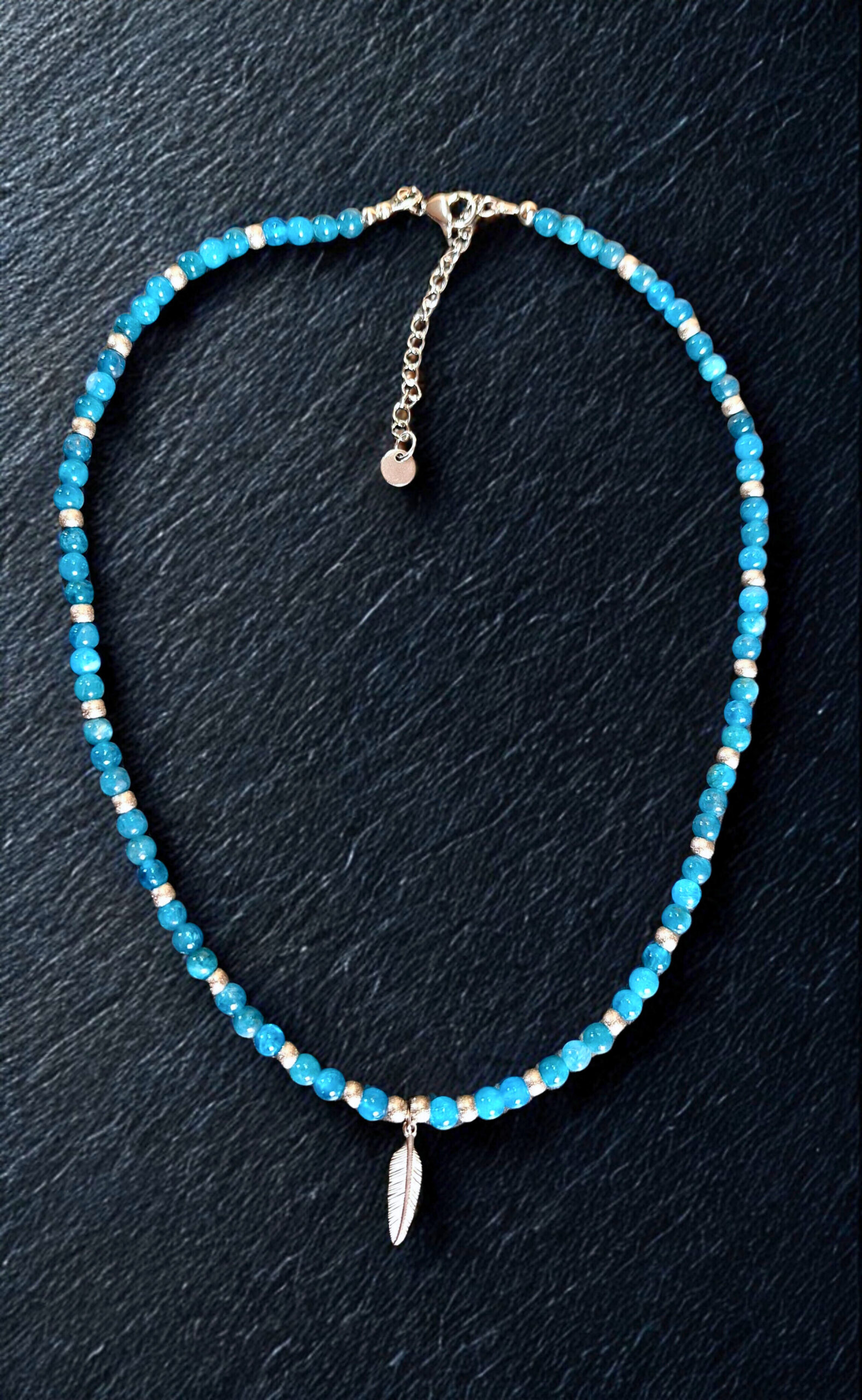 Collier en apatite bleue & plume inox argenté. Ecoute et autonomie. Entretoises en inox argenté effet diamanté - 110€