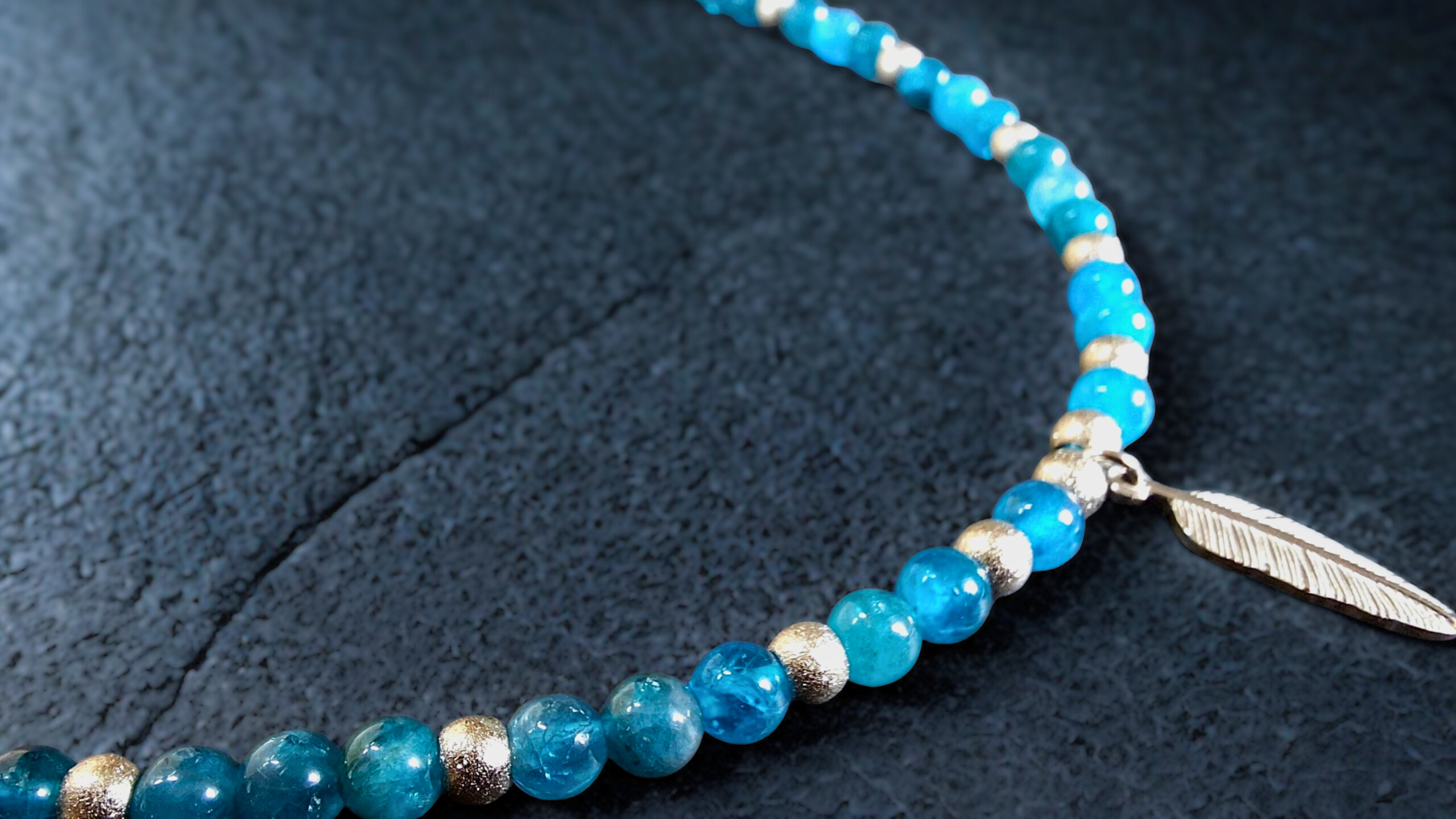 Collier en apatite bleue & plume inox argenté. Ecoute et autonomie. Entretoises en inox argenté effet diamanté - 110€
