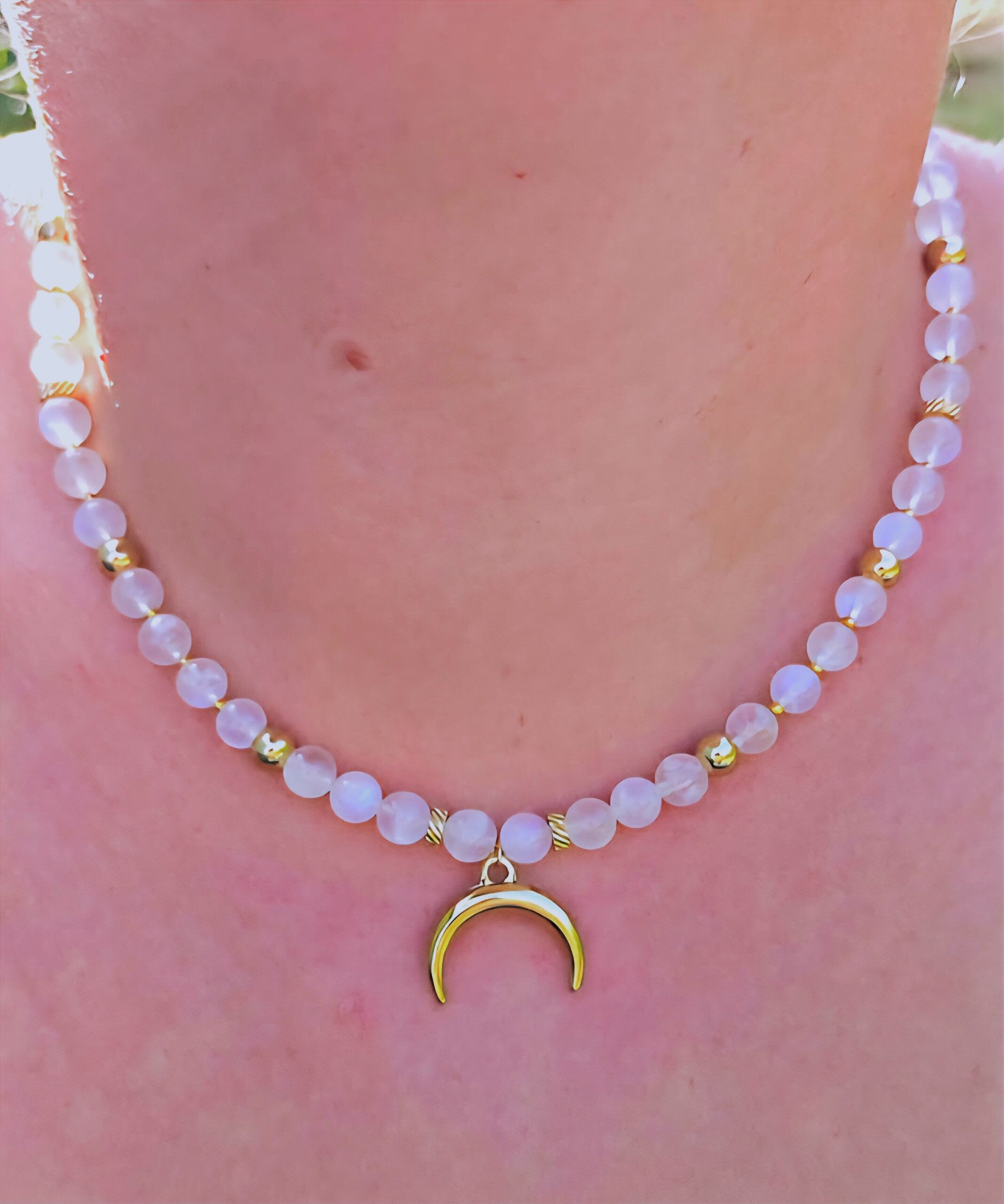 Collier Pierre de Lune & Croissant de Lune doré. Elle est la pierre de la Féminité, de la confiance en soi et de la séduction. Cette pierre dite « d’Aphrodite » fortement YIN : Stimule l’imagination. Apporte poésie, douceur, sensibilité, calme, tolérance, équilibre et confiance en soi. Ouvre à l’inspiration et à l’impulsion. Procure de la profondeur aux sentiments. Contribue au bonheur conjugal. Compense les tendances trop matérialistes, terre à terre. Développe l’intuition et favorise l’ouverture d’esprit. Permet les rêves prémonitoires. Humanise l’acte sexuel (vs procréation). Met en harmonie les cycles hormonaux, aides en cas de troubles menstruels, après un accouchement et lors de la ménopause. Aide à la fertilité.
