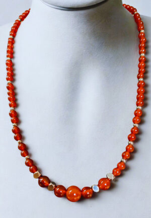 Collier en cornaline, dégradé de perles de 4mm à 8mm. Vitalité et enthousiasme.