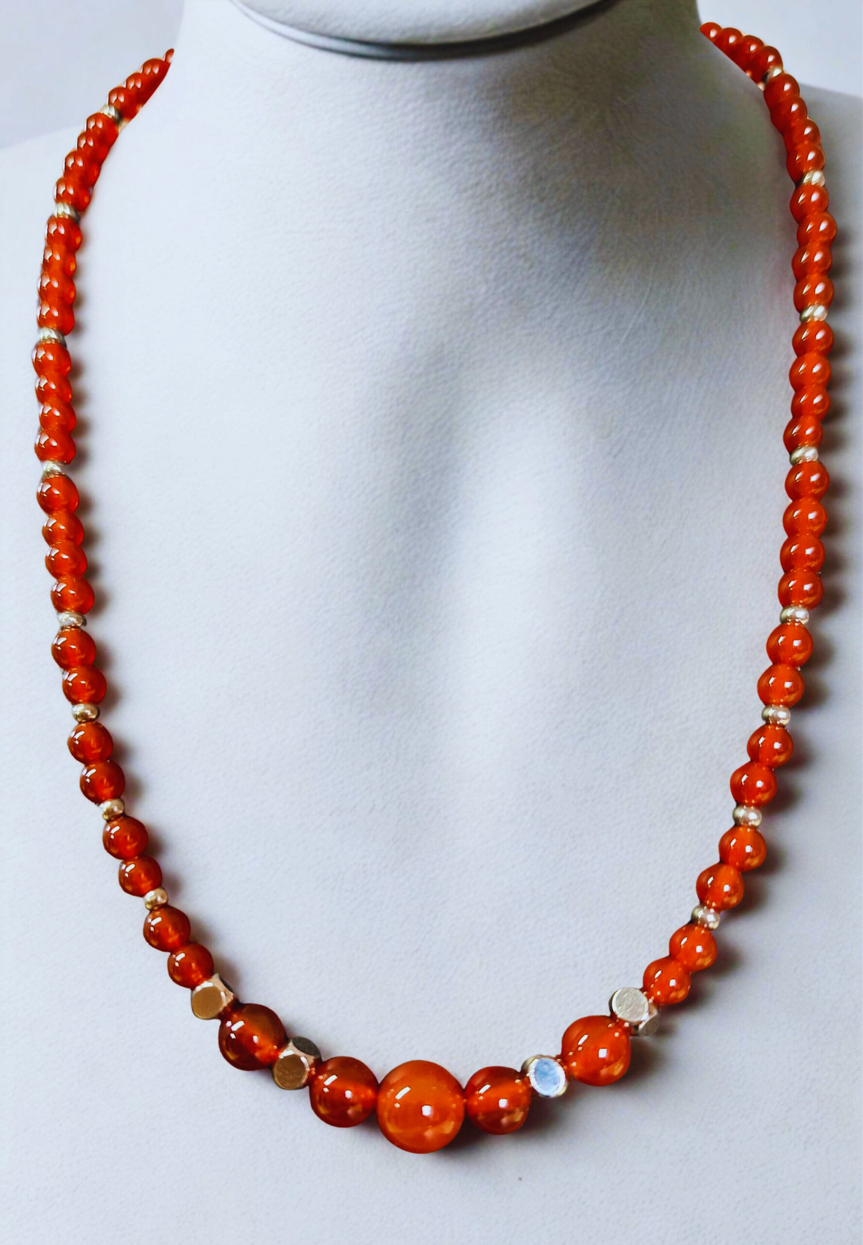 Collier en cornaline, dégradé de perles de 4mm à 8mm. Vitalité et enthousiasme.