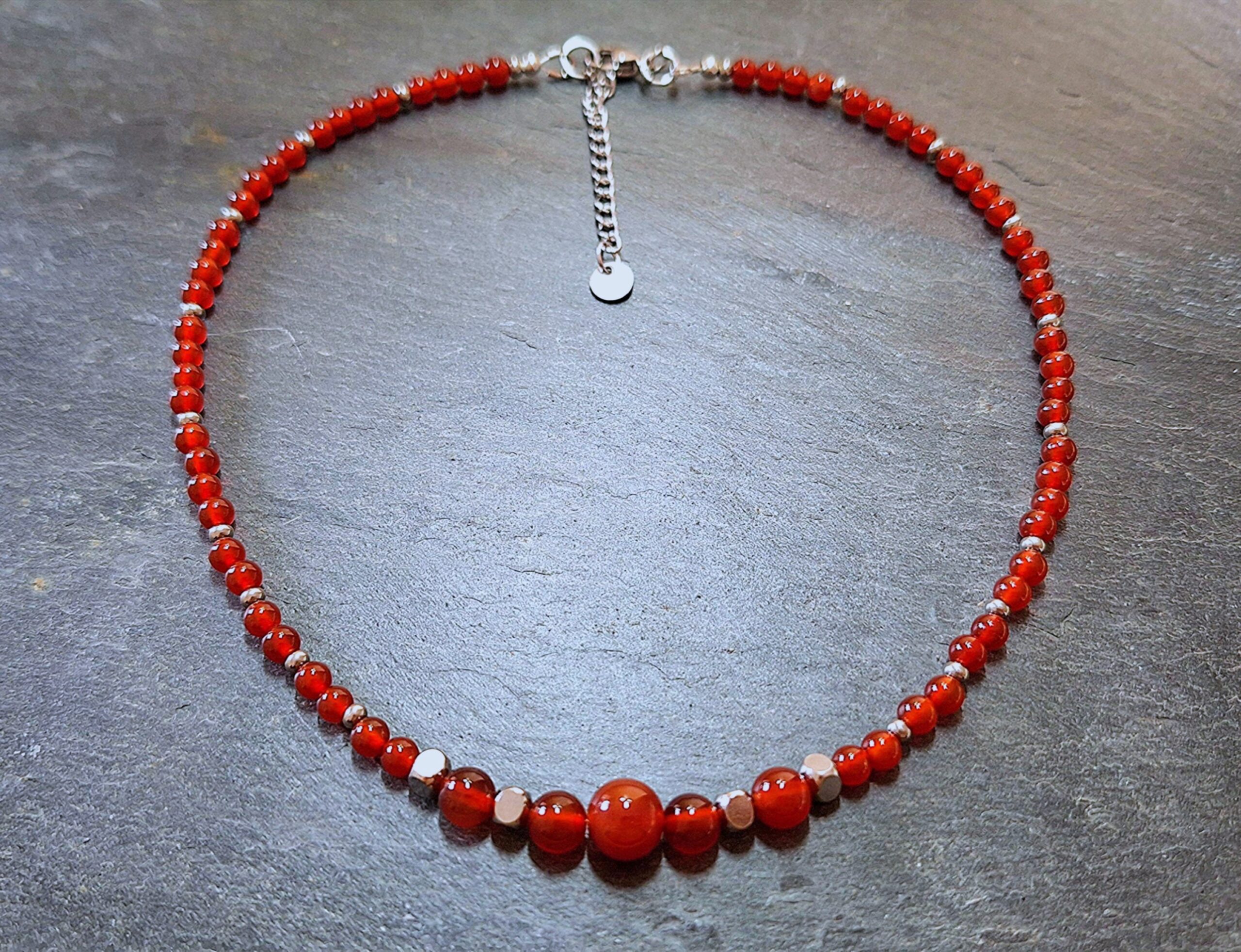 Collier en cornaline, dégradé de perles de 4mm à 8mm. Vitalité et enthousiasme.