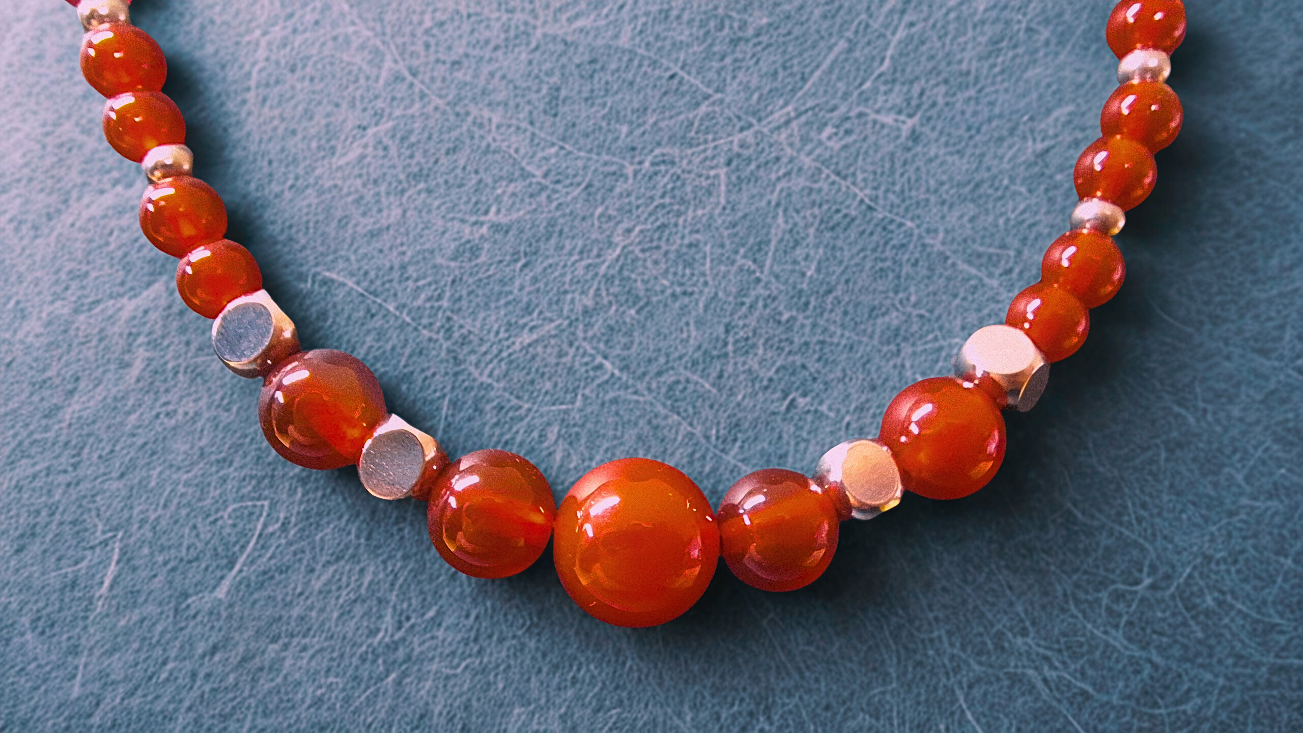 Collier en cornaline, dégradé de perles de 4mm à 8mm. Vitalité et enthousiasme.
